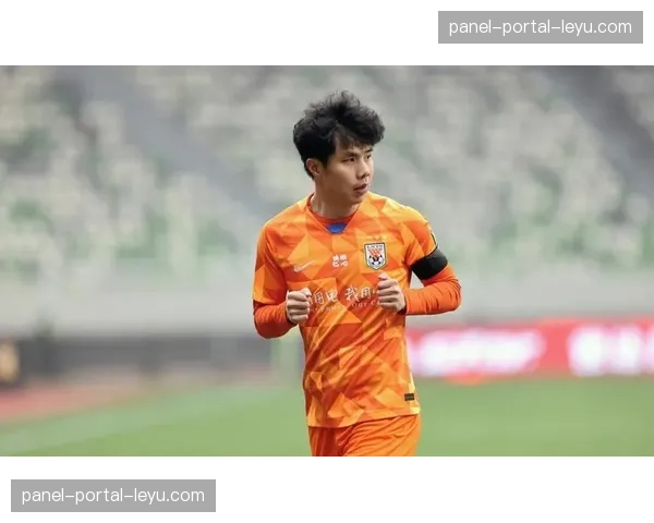 特写:39岁老将蒿俊闵替补登场,工体四万观众起立鼓掌 特写:39岁老将蒿俊闵替补登场,工体四万观众起立鼓掌