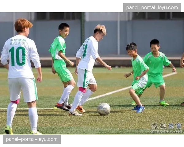 “足球连接社区”:沙尔克04青训营面向难民儿童举办开放日活动 “足球连接社区”:沙尔克04青训营面向难民儿童举办开放日活动